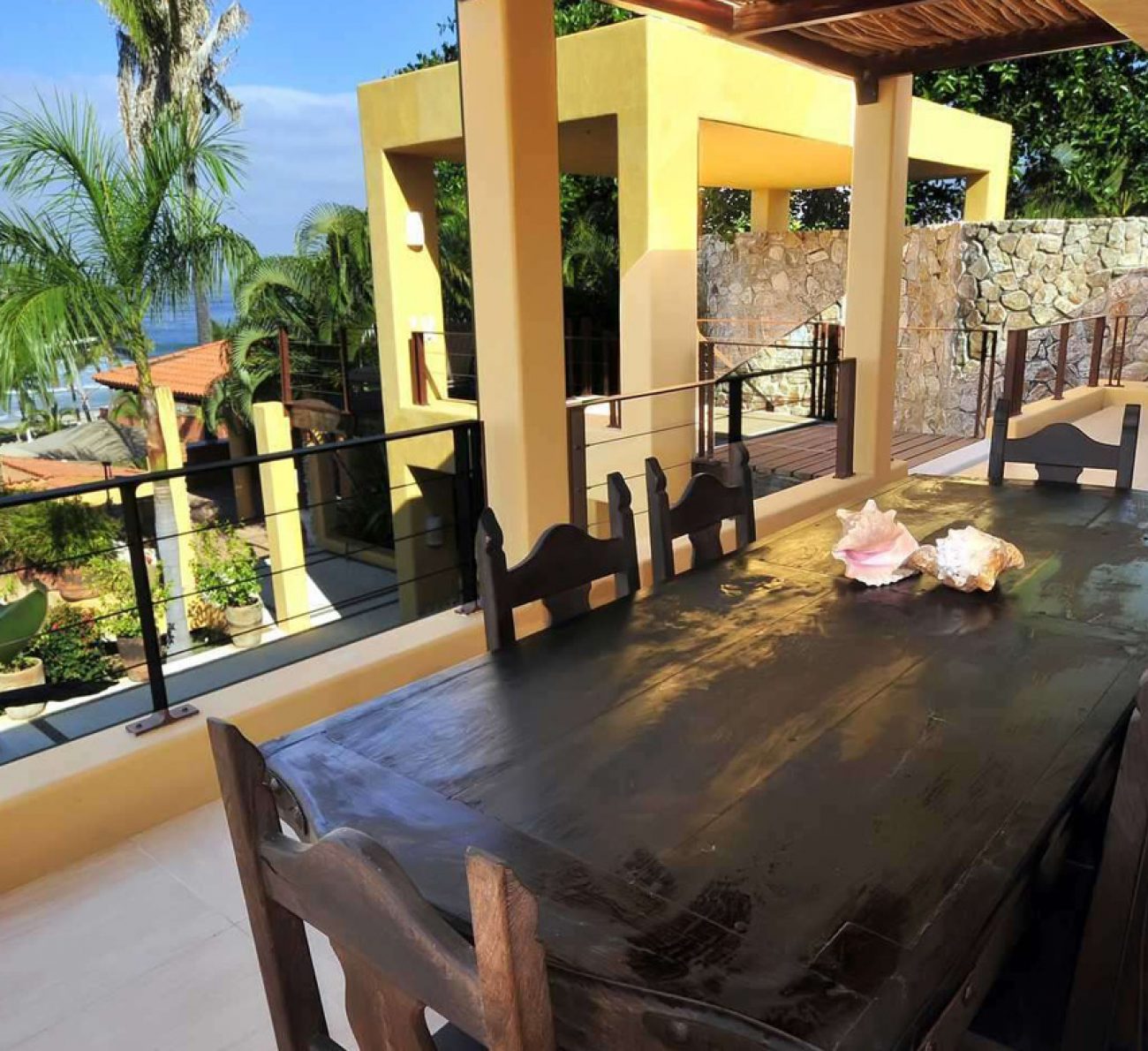 Casa Loma in Litibu, Surf Chic